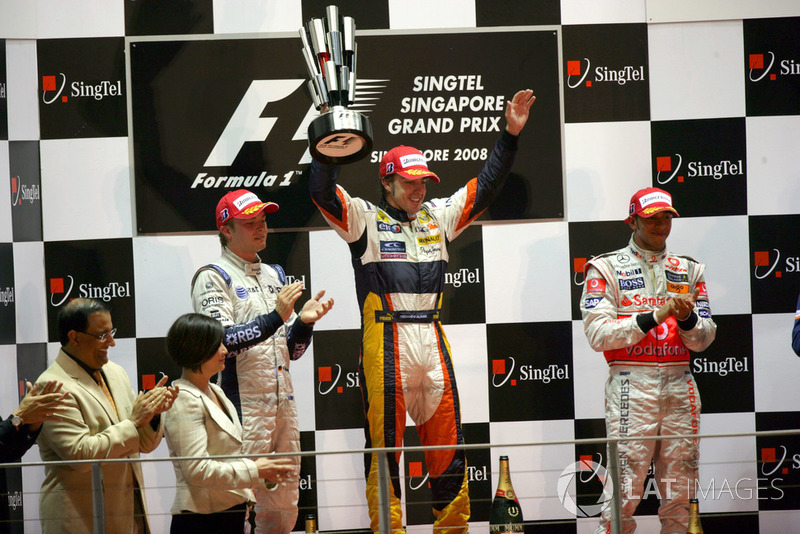 Podium: second place Nico Rosberg, Williams, Race winner Fernando Alonso, Renault F1 Team, third place Lewis Hamilton, McLaren MP4-23