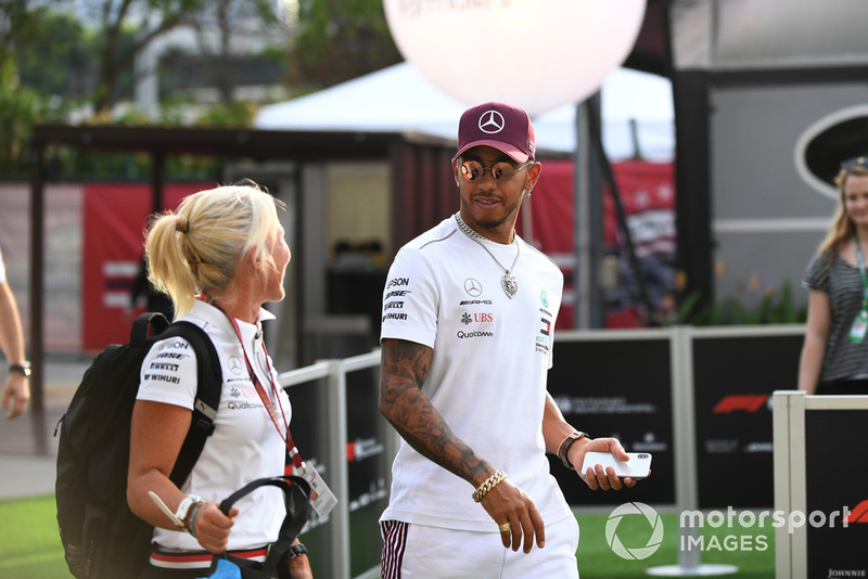 Lewis Hamilton, Mercedes AMG F1 e la fisioterapista Angela Cullen 