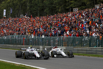 Sergey Sirotkin, Williams FW41 ve Marcus Ericsson, Sauber C37 battle