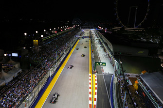 Romain Grosjean, Haas F1 Team VF-18, leads Sergio Perez, Racing Point Force India VJM11, Nico Hulkenberg, Renault Sport F1 Team R.S. 18, Fernando Alonso, McLaren MCL33, and Carlos Sainz Jr., Renault Sport F1 Team R.S. 18