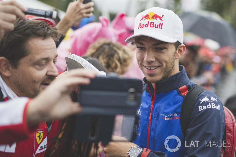 Pierre Gasly, Scuderia Toro Rosso fans selfie