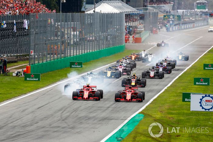 Inicio de la carrera con Kimi Raikkonen, Ferrari SF71H, por delante de Sebastian Vettel, Ferrari SF71H y Lewis Hamilton, Mercedes AMG F1 W09 