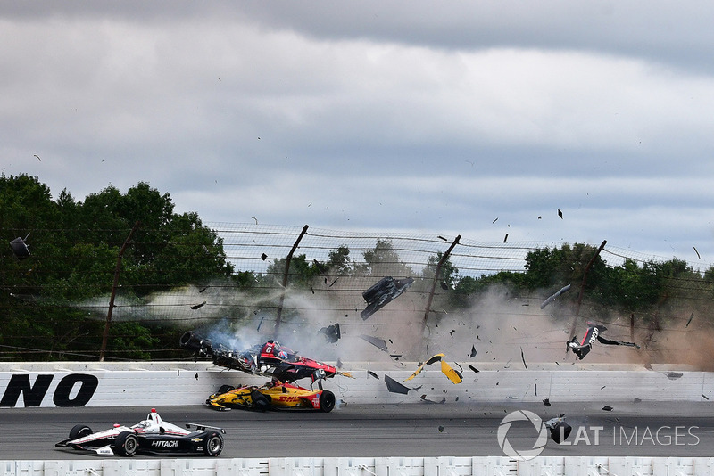 Robert Wickens, Schmidt Peterson Motorsports Honda, James Hinchcliffe, Schmidt Peterson Motorsports Honda, Ryan Hunter-Reay, Andretti Autosport Honda, Pietro Fittipaldi, Dale Coyne Racing Honda crash