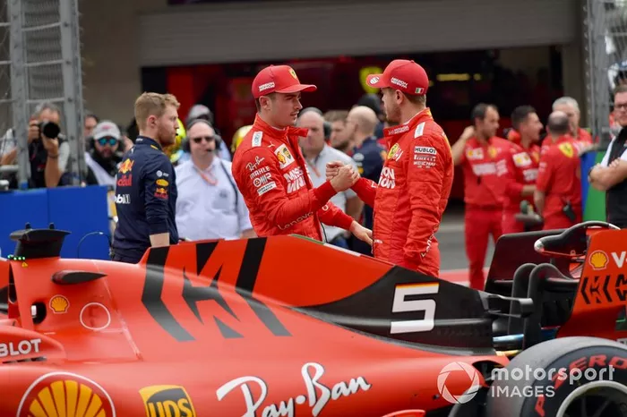 Charles Leclerc, Ferrari, y Sebastian Vettel, Ferrari, se felicitan después de la calificación