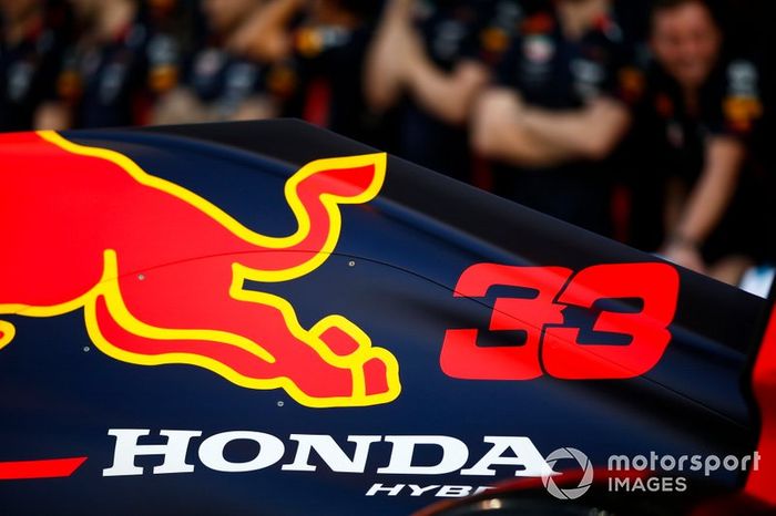 Un logo de Honda en la cubierta motor del coche de Max Verstappen, el Red Bull Racing RB15 