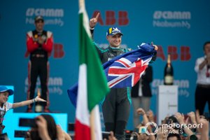 Podio: ganador de la carrera Mitch Evans, Jaguar Racing celebra