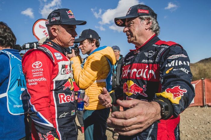 #305 JCW X-Raid Team: Carlos Sainz with #304 Toyota Gazoo Racing: Giniel De Villiers