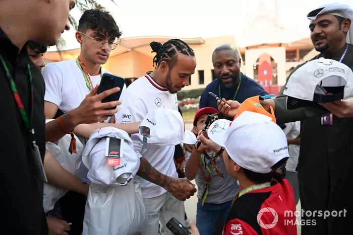 Lewis Hamilton, Mercedes-AMG, firma autógrafos para los aficionados