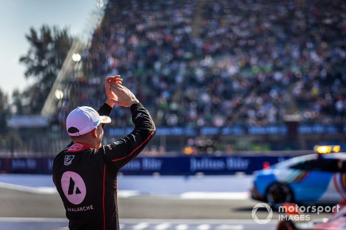 Jake Dennis, Andretti Autosport, 1ª posición, celebra tras la carrera