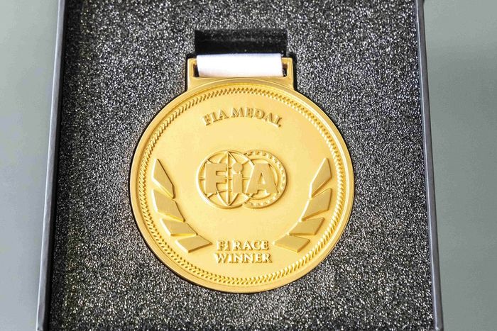 La medalla FIA para el piloto que gane una carrera de F1