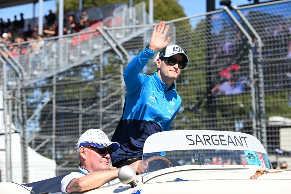 Logan Sargeant, Williams Racing, en el desfile de pilotos en Australia.