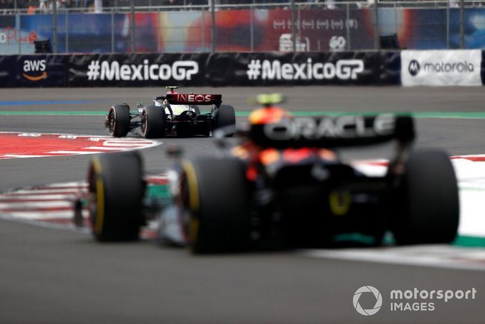 Lewis Hamilton, Mercedes W13, Sergio Pérez, Red Bull Racing RB18