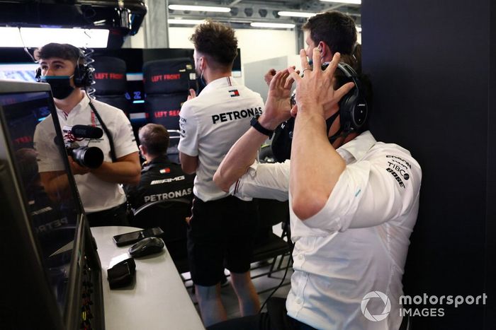 Toto Wolff, director del equipo y consejero delegado de Mercedes AMG, reacciona en el garaje