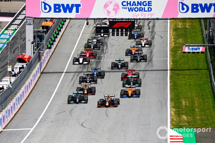Arrancada Max Verstappen, Red Bull Racing RB16B, Lewis Hamilton, Mercedes W12, Lando Norris, McLaren MCL35M, Sergio Pérez, Red Bull Racing RB16B, Valtteri Bottas, Mercedes W12 y el resto del pelotón