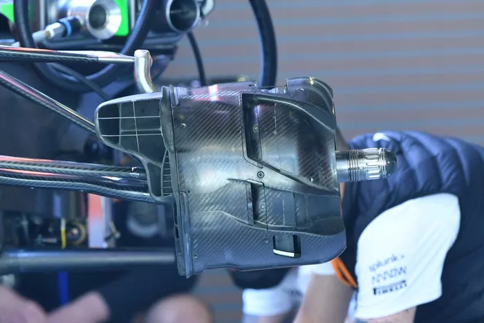 Detalle del conducto del freno delantero del McLaren MCL35M