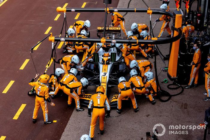 Daniel Ricciardo, McLaren MCL35M pit stop