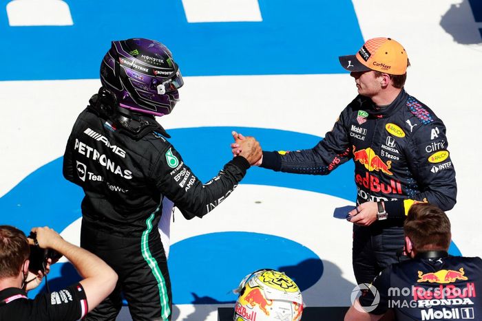 Segundo puesto Lewis Hamilton, Mercedes felicita al ganador de la pole Max Verstappen, Red Bull Racing, en Parc Ferme