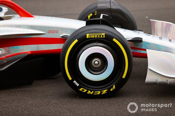 Detalle del frente y rueda delantera del coche de Fórmula 1 2022