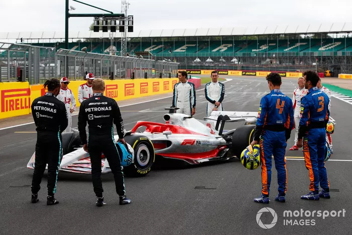 Lewis Hamilton, Mercedes, Kimi Raikkonen, Alfa Romeo Racing, Antonio Giovinazzi, Alfa Romeo Racing, Valtteri Bottas, Mercedes, George Russell, Williams, Nicholas Latifi, Williams, Lando Norris, McLaren, Nikita Mazepin, Haas F1, Daniel Ricciardo, McLaren y Nikita Mazepin, Haas F1 en el evento de lanzamiento del coche de Fórmula 1 de 2022 en la parrilla de Silverstone