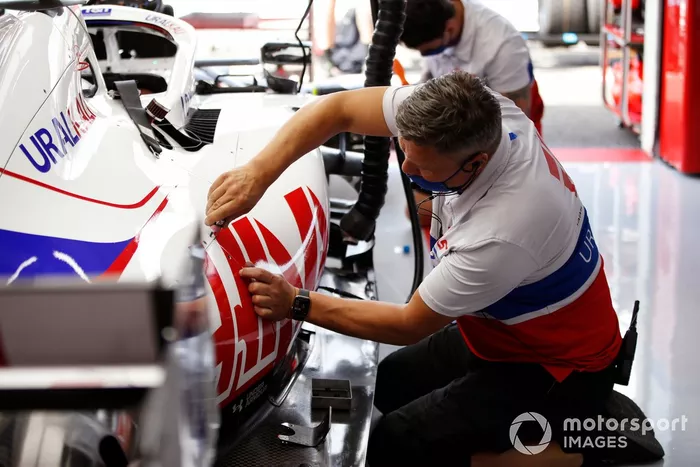 Un mecánico de Haas F1
