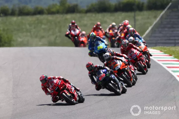 Francesco Bagnaia, líder al inicio de la carrera