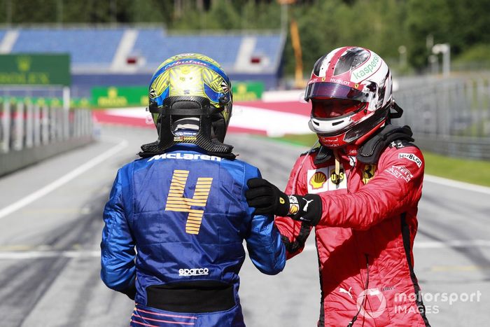 Lando Norris, McLaren MCL35, y Charles Leclerc, Ferrari SF1000, celebran