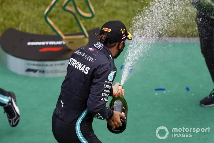 Podio: ganador de la carrera Lewis Hamilton, Mercedes-AMG Petronas F1