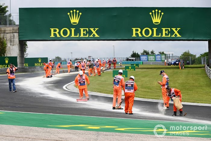 Los comisarios limpian la pista del Hungaroring tras varios incidentes