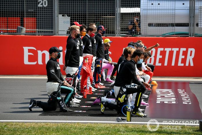 Los pilotos se arrodillan