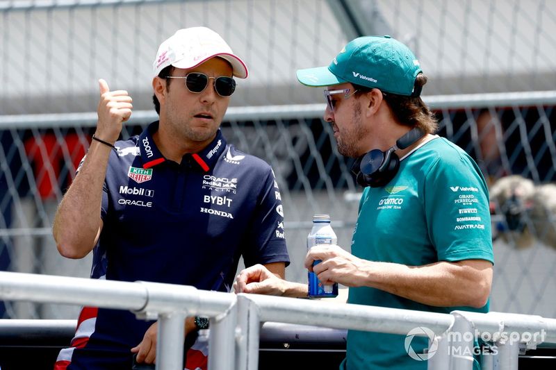 Sergio Pérez, Red Bull Racing, Fernando Alonso, Aston Martin F1 Team, en el desfile de pilotos 