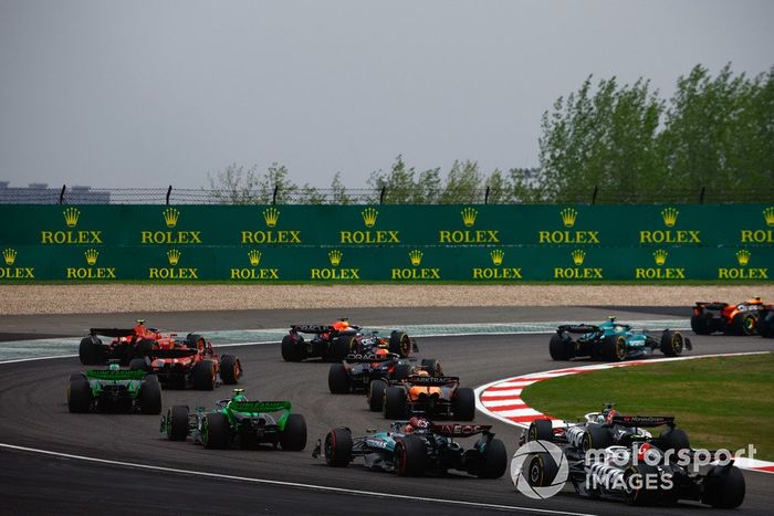Fernando Alonso, Aston Martin AMR24, Max Verstappen, Red Bull Racing RB20, Sergio Pérez, Red Bull Racing RB20, Carlos Sainz, Ferrari SF-24, Charles Leclerc, Ferrari SF-24, el resto de la parrilla al inicio del Sprint.