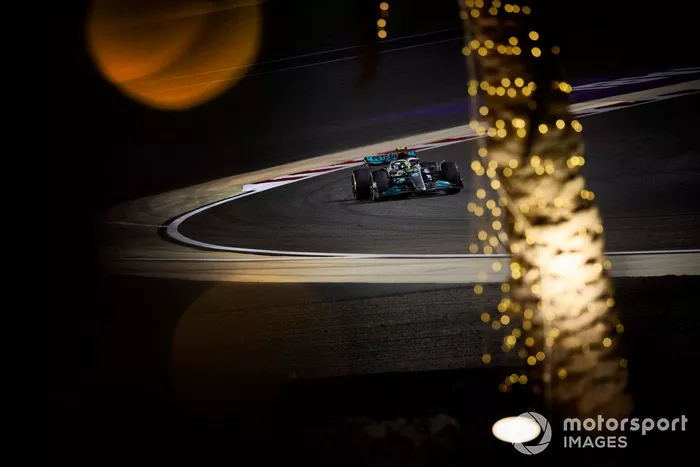 Lewis Hamilton, Mercedes W13, en el circuito