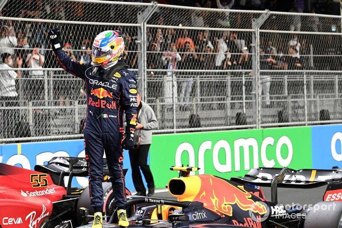 Ganador de la pole, Sergio Pérez, de Red Bull Racing, celebra tras la clasificación 