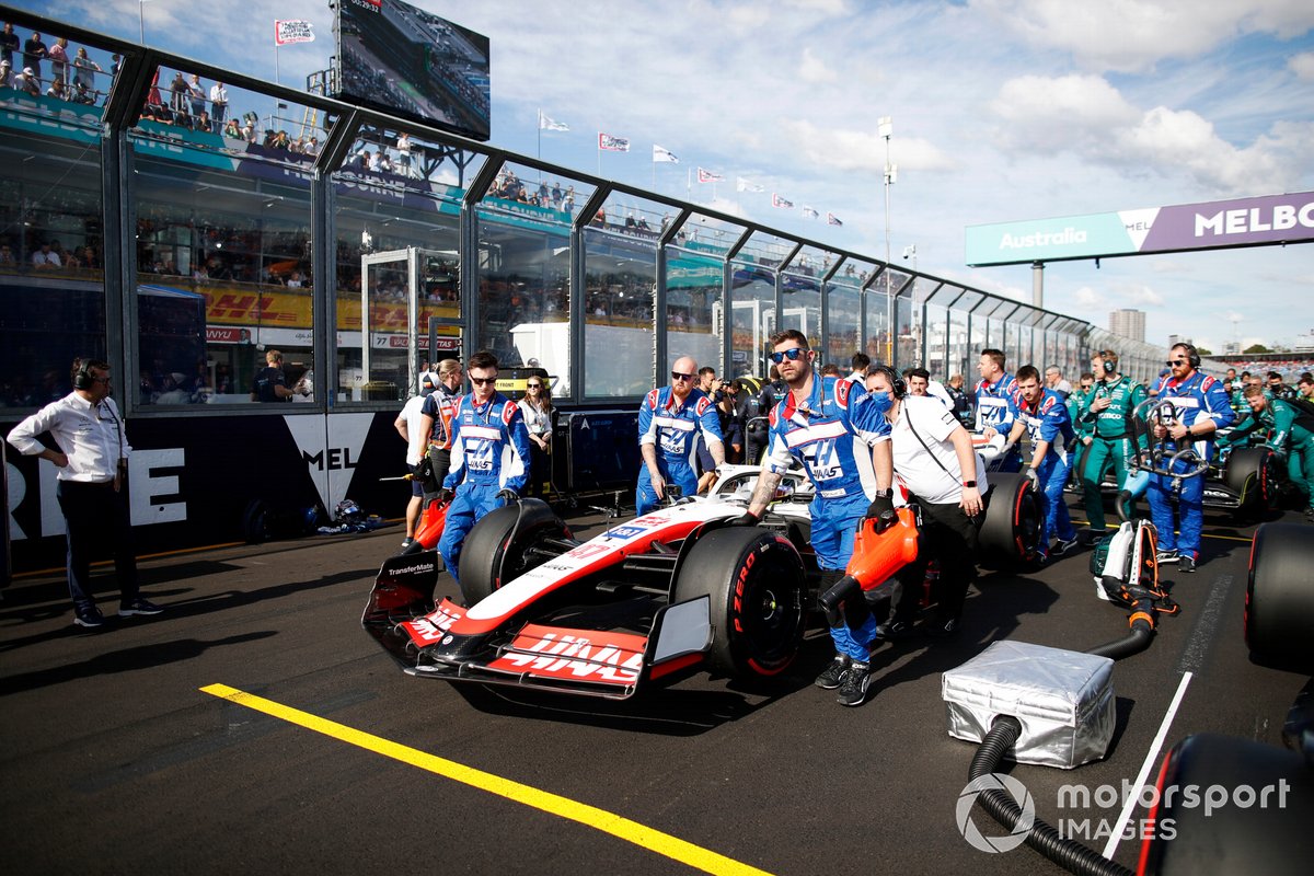 Haas, sezonun başındaki temponun Avustralya GP'de nereye gittiğini biliyor 1 Formula 1 Haberleri - F1 Puan Durumu Mechanics on the grid with Mick Schumacher, Haas VF-22