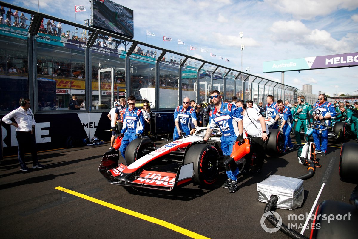 Mechanics on the grid with Mick Schumacher, Haas VF-22