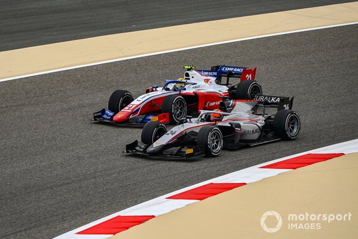 Nikita Mazepin, Hitech Grand Prixbattles y Robert Shwartzman, Prema Racing 