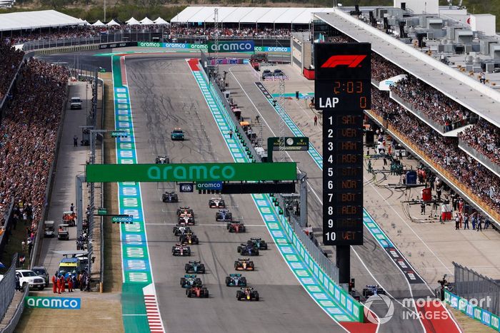 Max Verstappen, Red Bull Racing RB18, Carlos Sainz, Ferrari F1-75, Lewis Hamilton, Mercedes W13, George Russell, Mercedes W13, Lance Stroll, Aston Martin AMR22, Lando Norris, McLaren MCL36, el resto en la salida