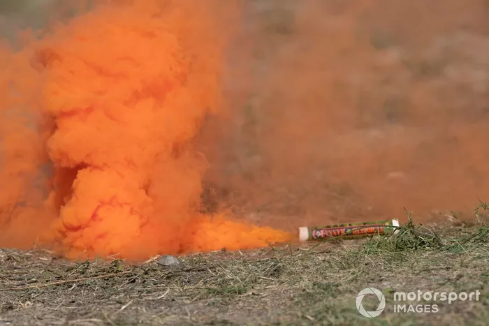 Bengala de humo sobre la pista