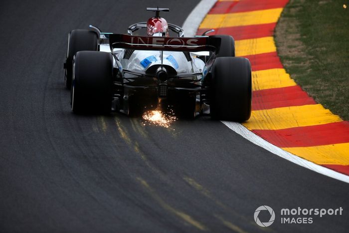 Camino de chispas de George Russell, Mercedes W13