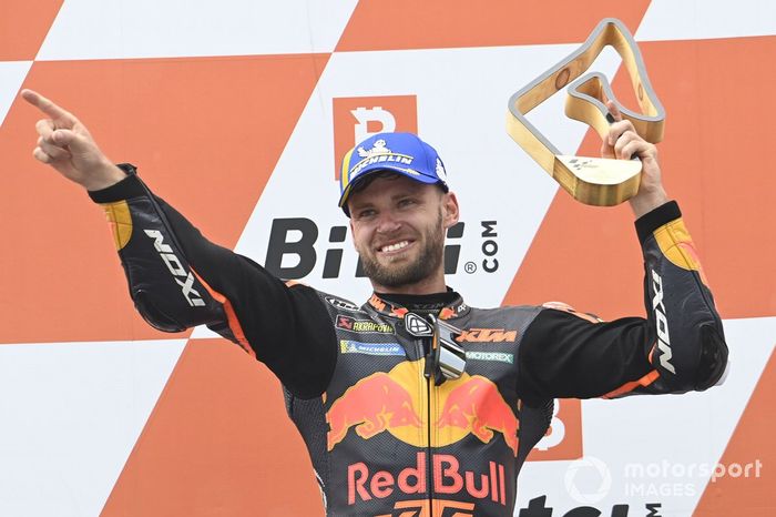 Podio: ganador Brad Binder, Red Bull KTM Factory Racing