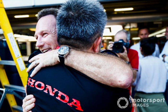 Christian Horner, director de Red Bull Racing y Masashi Yamamoto, director general de Honda Motorsport celebran la victoria 