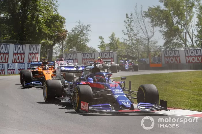 Daniil Kvyat, Toro Rosso STR14, Carlos Sainz Jr., McLaren MCL34