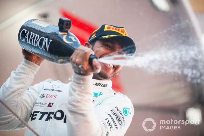 Pero cumplió con lo prometido y le birló la primera posición a Bottas en la salida del GP de España de F1. 76ª victoria para él, quinto doblete de Mercedes y liderato de del mundial de nuevo para el #44