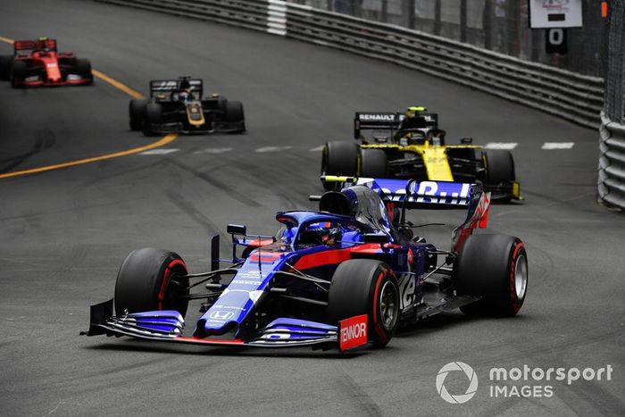 Alexander Albon, Toro Rosso STR14, Nico Hulkenberg, Renault R.S. 19, y Romain Grosjean, Haas F1 Team VF-19