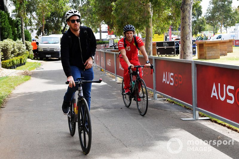 Sebastian Vettel, Ferrari, arriva al circuito in bicicletta