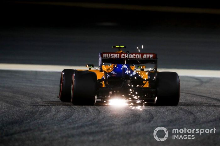 Las chispas vuelan desde la parte trasera del coche de Lando Norris, McLaren MCL34