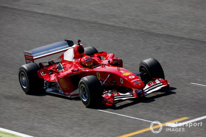 Mick Schumacher conduce el Ferrari F2004 con el que ganó el campeonato Michael Schumacher, en una carrera de demostración para celebrar el Gran Premio número 1000 de Ferrari 