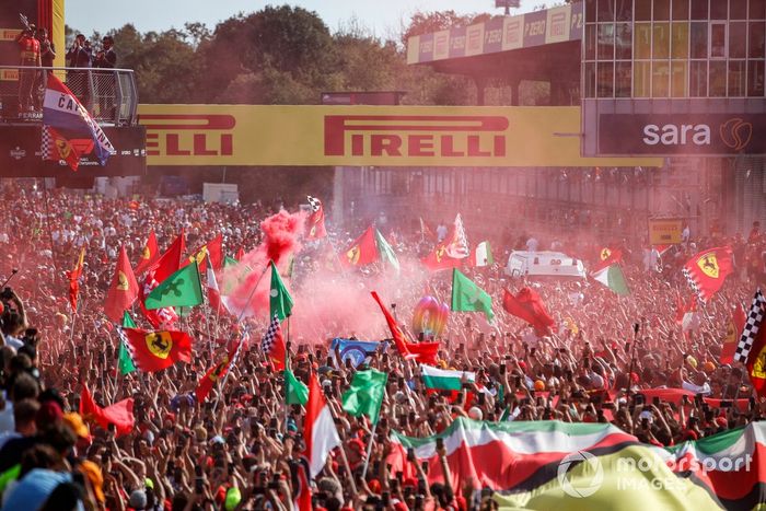 Los aficionados invaden el circuito tras la carrera para la ceremonia del podio