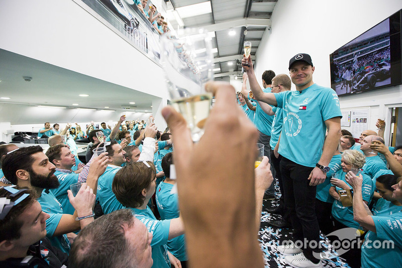 Mercedes AMG F1 viert de wereldtitels van 2018