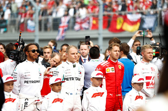 Lewis Hamilton, Mercedes AMG F1, Valtteri Bottas, Mercedes AMG F1, Sebastian Vettel, Ferrari, Kevin Magnussen, Haas F1 Team, avec les grid kids